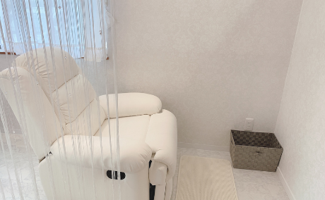 脱毛＆アイラッシュサロン。店内は白を基調とした清潔感あふれる華やかな造りとなっており、来る方に感動と安らぎを与えます。外には駐車場を4台分完備していますので、お車でお越しの方も安心ですよ。今よりもさらに輝く自分との出会いを楽しみませんか？
